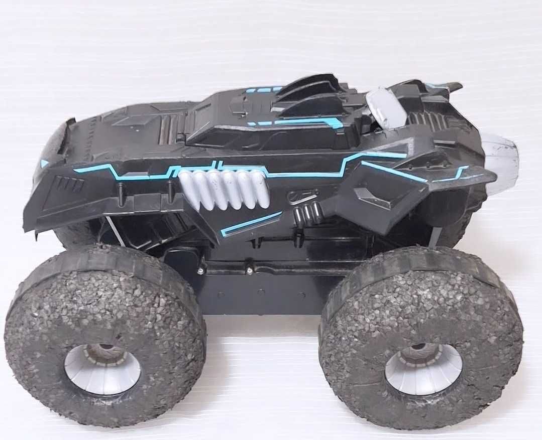 Величезний Бетмобіль Бетмена, трак всюдихід.
Spin Master Batman