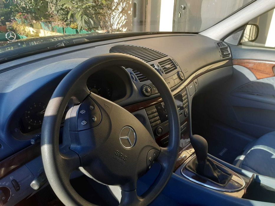 "Mercedes-Benz 220: Elegância e Performance ao Seu Alcance!"