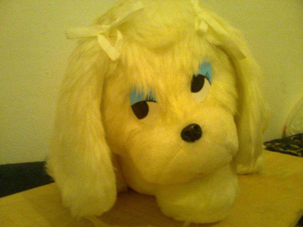 Cachorrinha branca em peluche com olhos azuis
