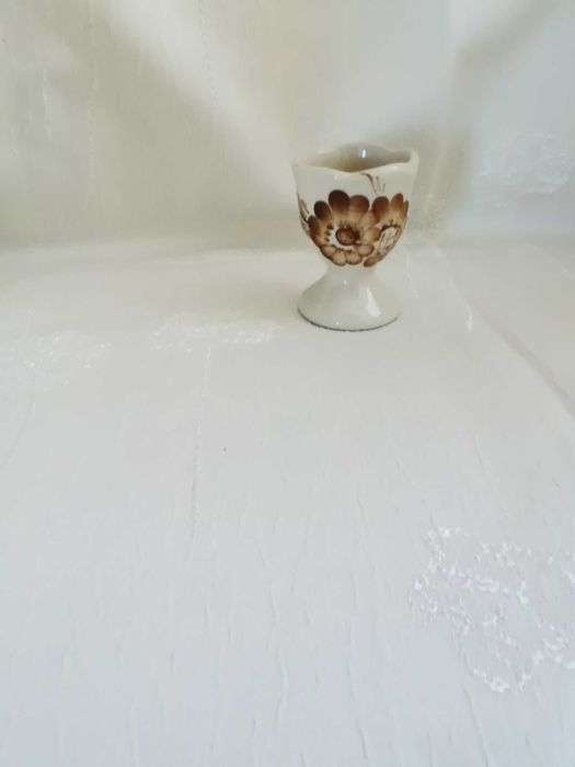 Stara podstawka pod jajko z fajansu z czasów PRL