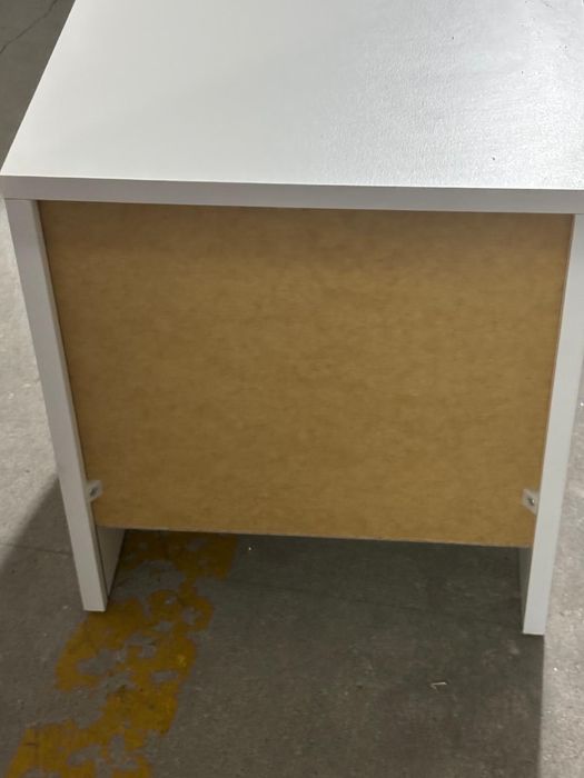 Mesa de cabeceira branca com puxador dourado