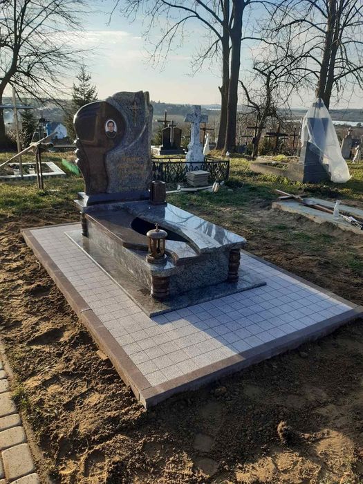 Встановлення, реставрація памятників. Бруківка навколо памятників