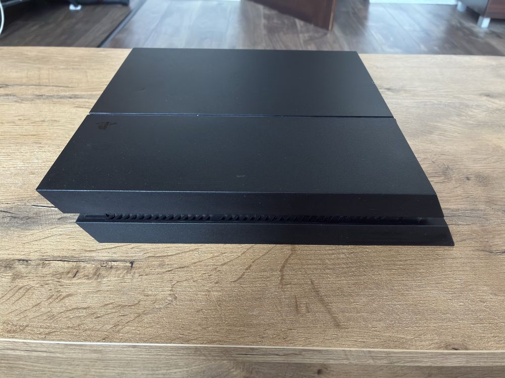 Ps4 1tb 2 pady + 5 gier. Używany