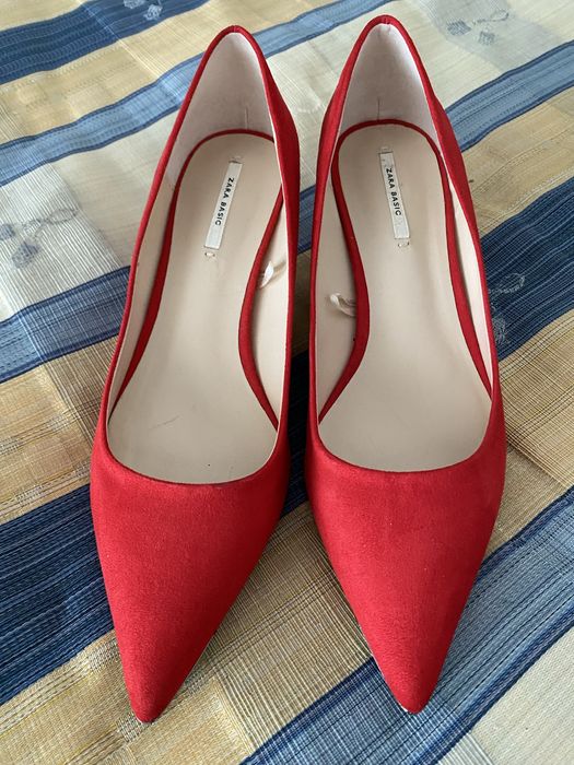 Sapatos encarnados em camurça completamente novos