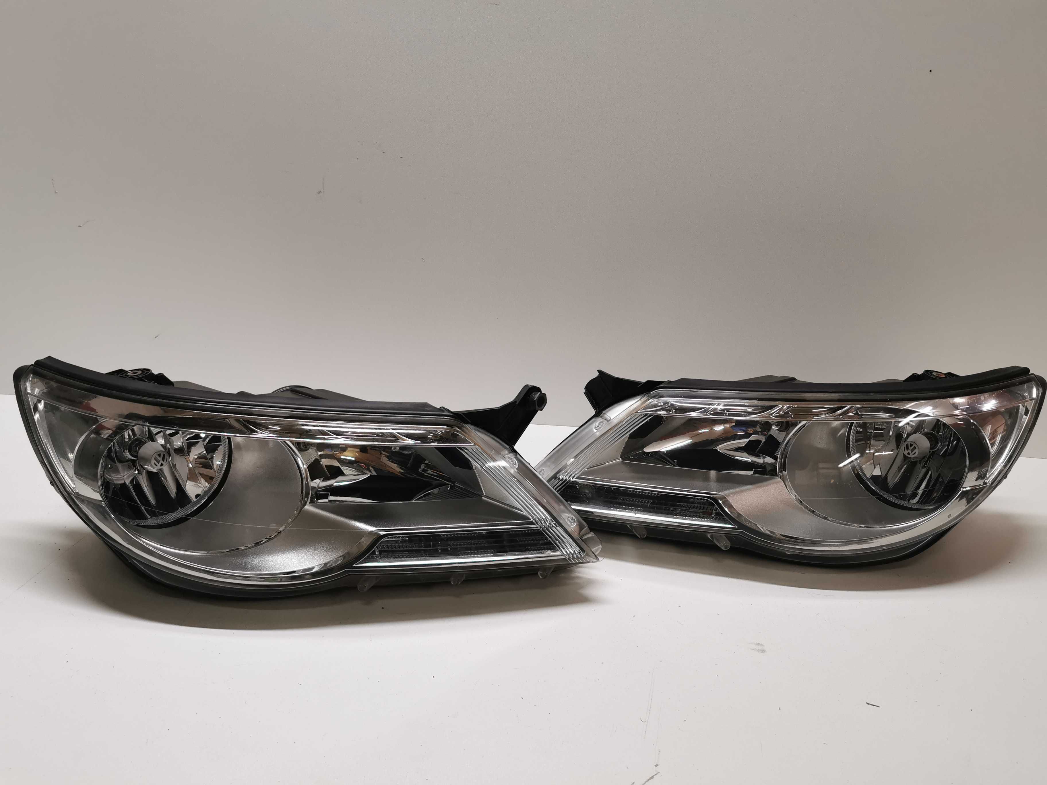 VW Tiguan 5N Lampa Reflektor Prawy