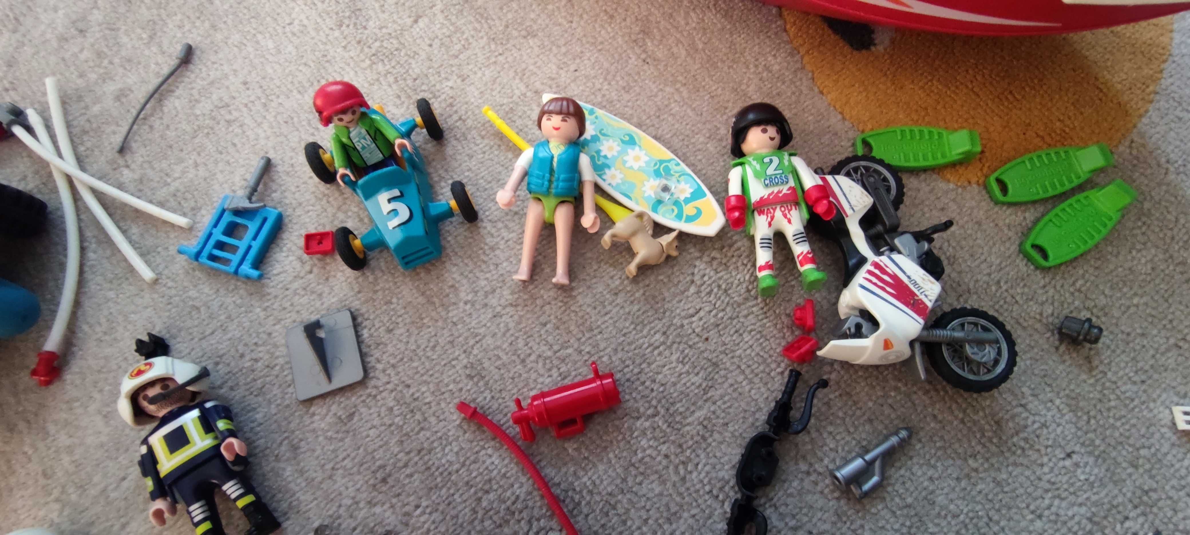 Kilka zestawów Playmobil w pojemniku samla ikea
