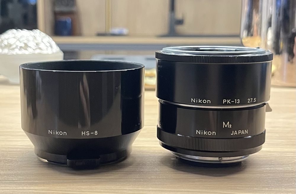 Aparat Nikon D90 z obiektywem i adapterem i bateriami oraz ładowarką