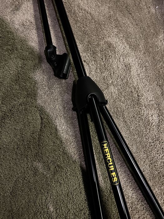 Suporte microfone Hercules com adaptador Shure