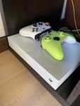 Xbox one S com dois comandos