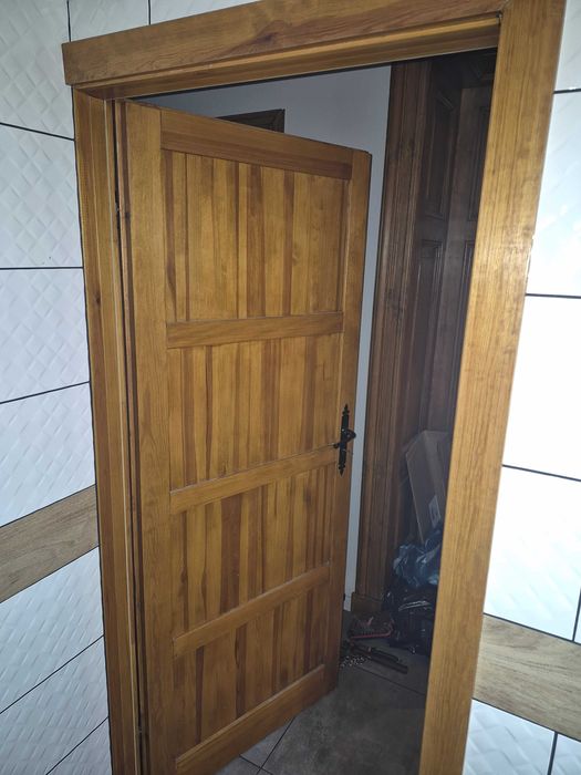 Drzwi drewniane z ościeżnicą, futryną