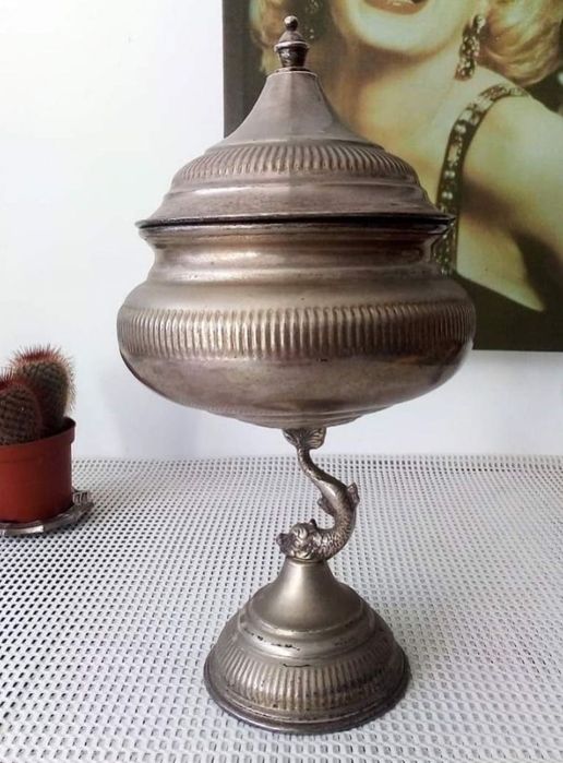 Utensílio de mesa feito em latão banhado