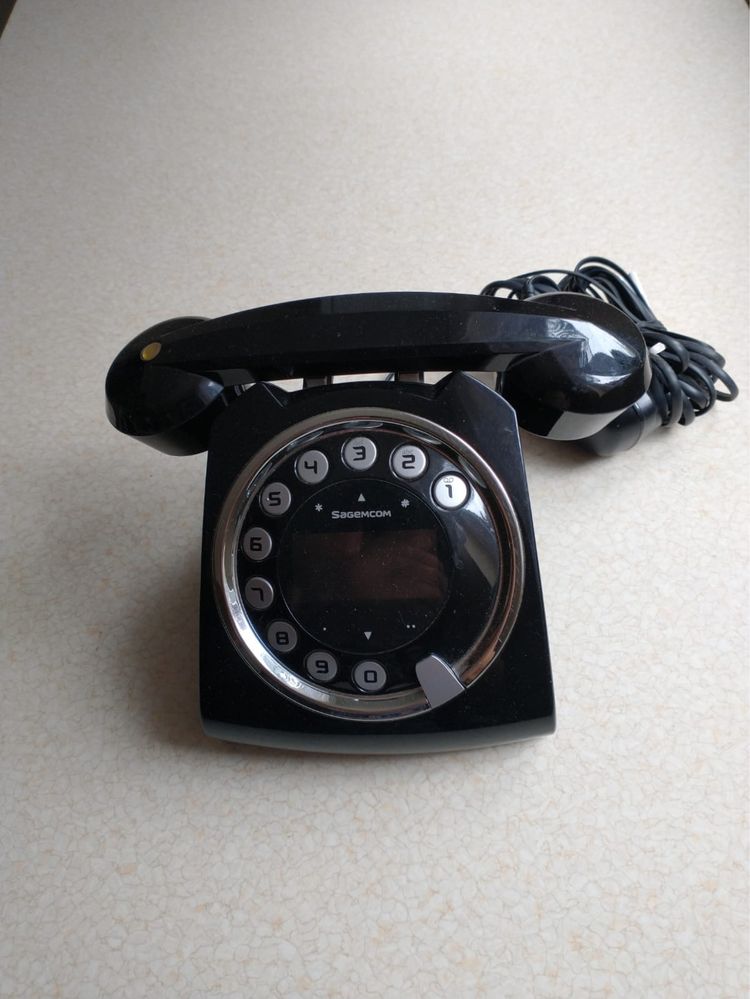 Telefon czarny cyfrowy