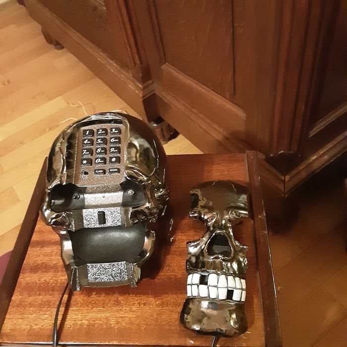 Офисный необычный телефон Череп