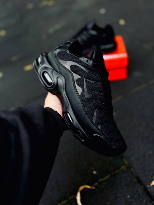 Черные стильные кроссовки Найк ТН+/минимализм и тёмный цвет-ключ побед