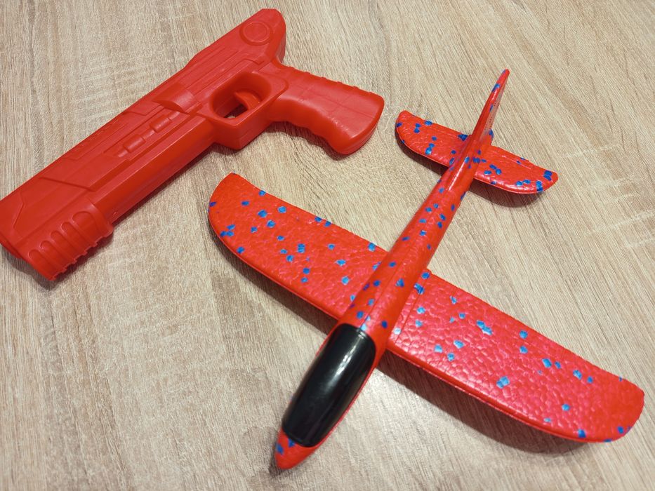 Jak nowy pistolet wyrzutnia samolotów