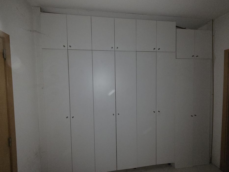 Armário com porta dupla e prateleiras