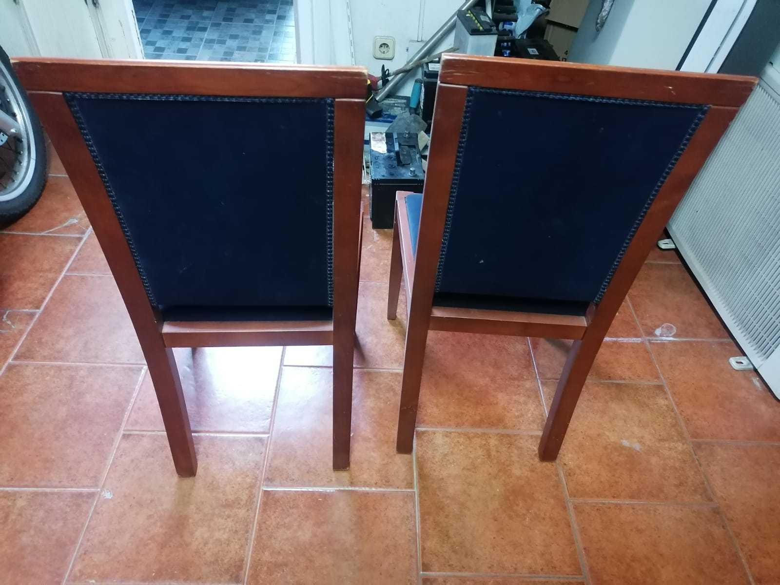 Vendo duas cadeiras em bom estado