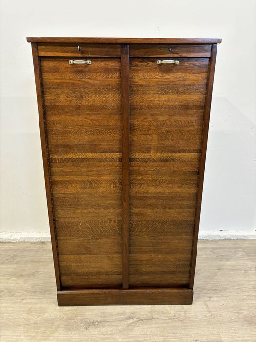 Unikatowa wysoka sekretara z zasuwanymi drzwiami