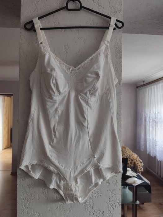 Body wyszczuplające z koronką na regulowane ramiączka rozm 44D.