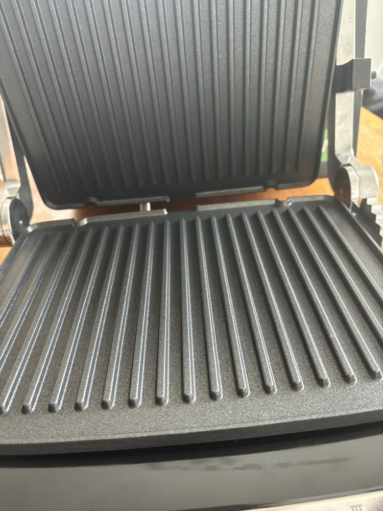 Grill wlektryczny Götze & Jensen GL801X