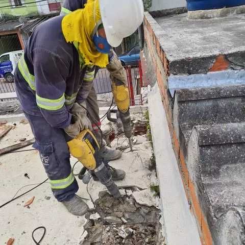 Demolição e carregamento entulho