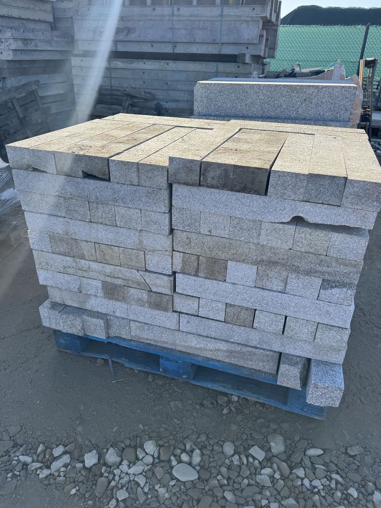 Kamień granitowy palisady cięto łupane