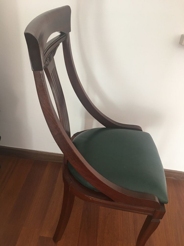 Cadeira vintage com tampo estofado a verde