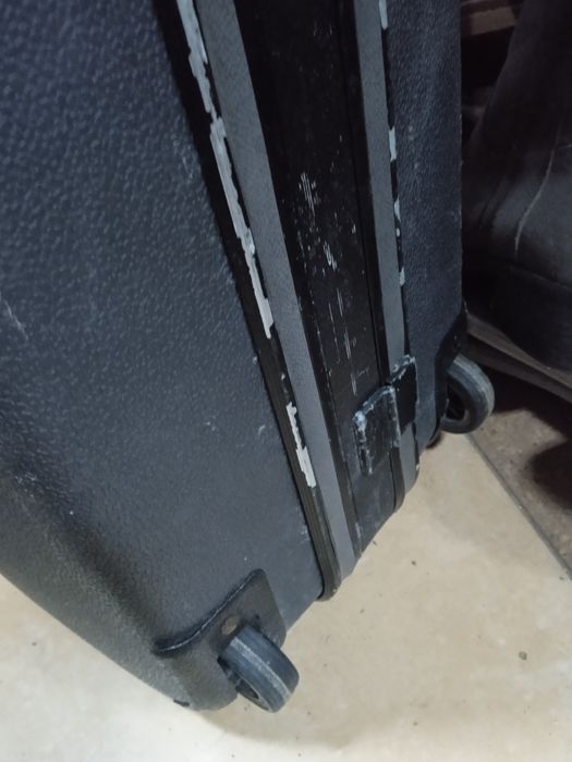 Продам чемодан на двух колесах с накладной ручкой