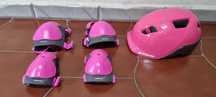 Kit capacete, joalheiras e cotoveleiras de criança.
