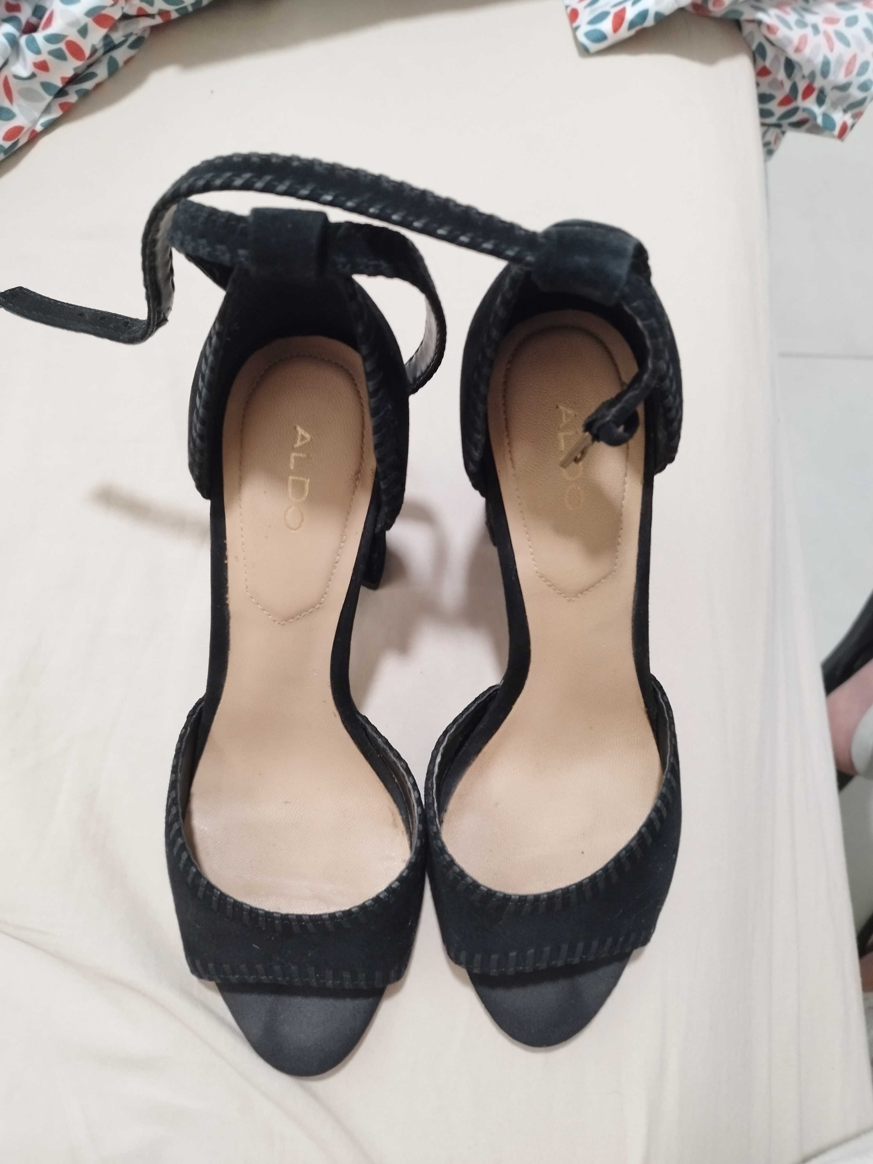 Sapatos pretos de salto alto (9cm). De camurça e da marca Aldo, n° 36.