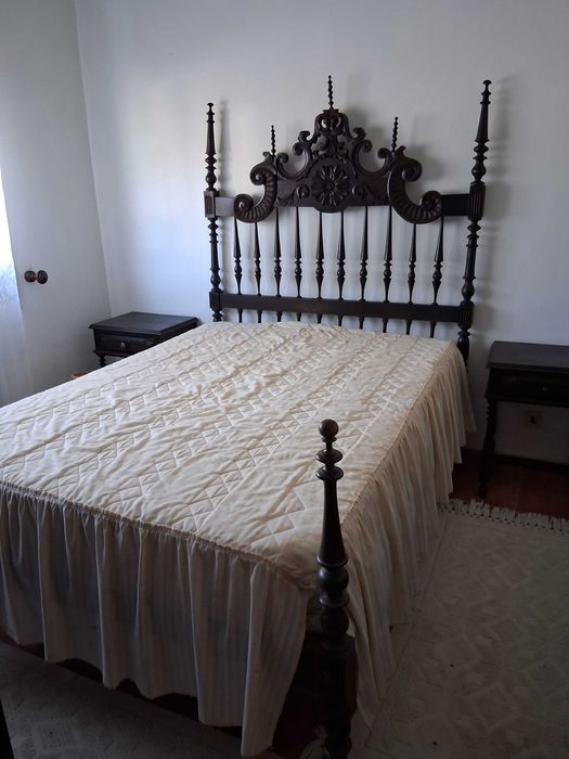 Cama de casal Clássica c/mesas de cabeceira e roupeiro