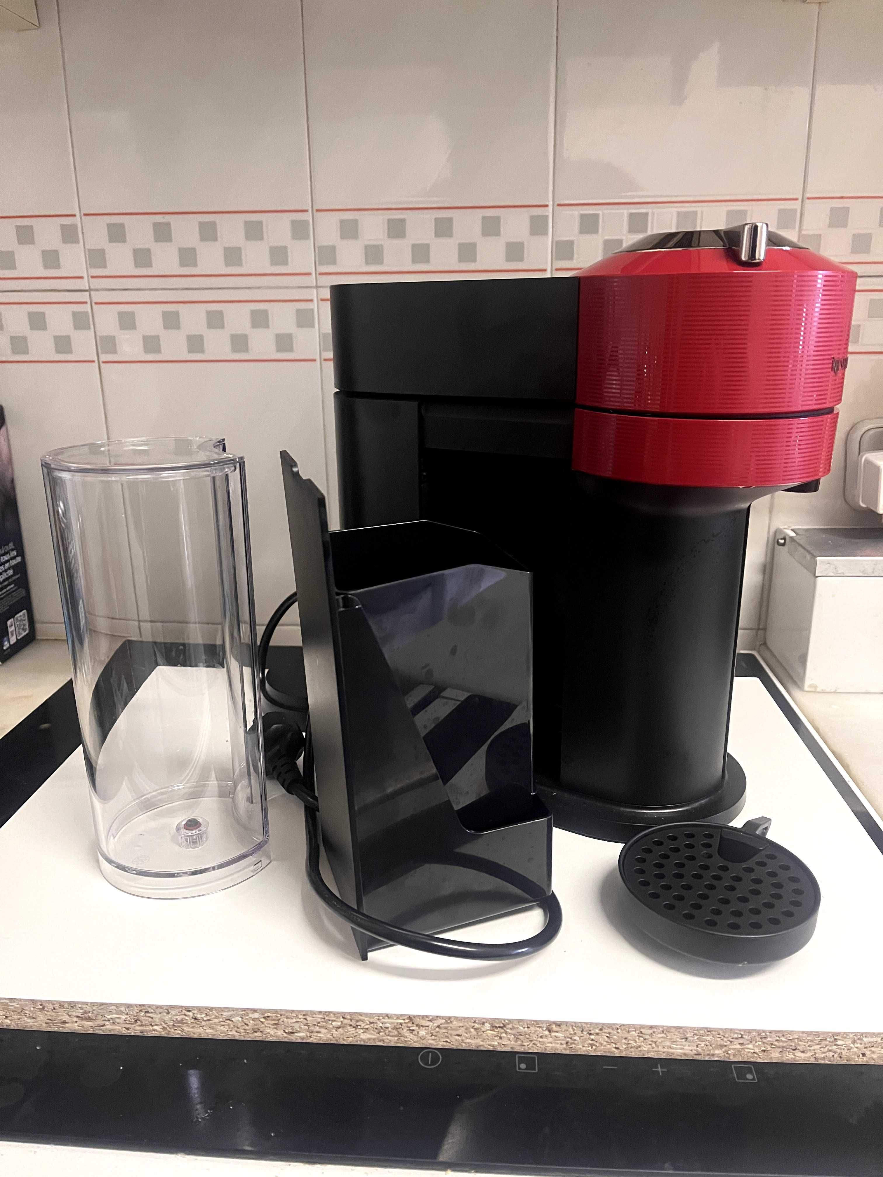 Máquina de café Vertuo Next C Nespresso usada em muito bom estado.