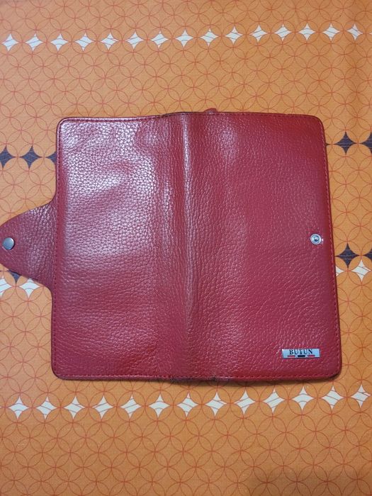 Красный кошелёк.