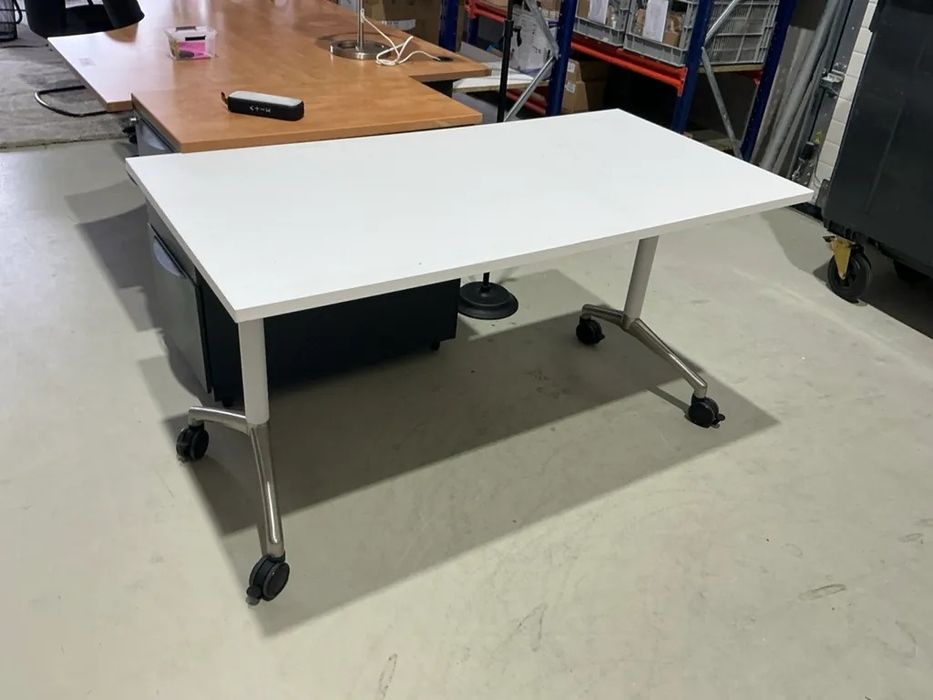 Stół / biurko składane na kółkach.