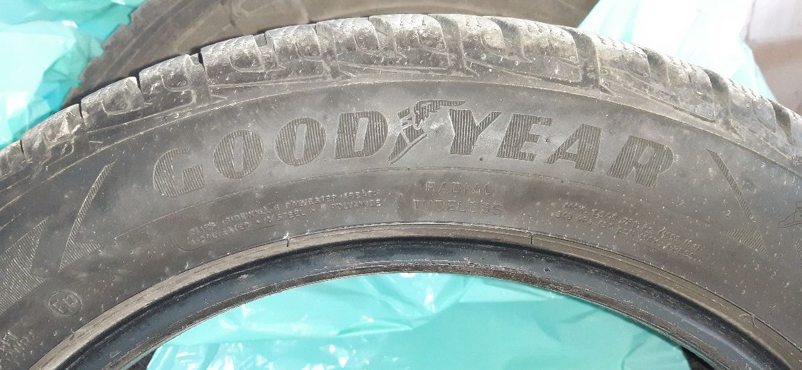 Goodyear UltraGrip Performance 215/55 R17