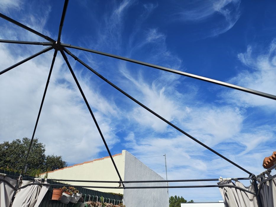 Estrutura de tenda com cortinas laterais