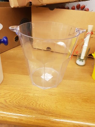 Plastikowe pojemniki na kostki ludu bez nakrywek.