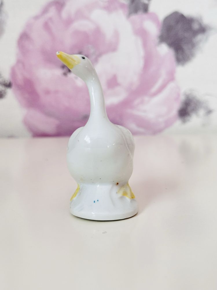 Mała porcelanowa figurka gęsi, figurka gąska