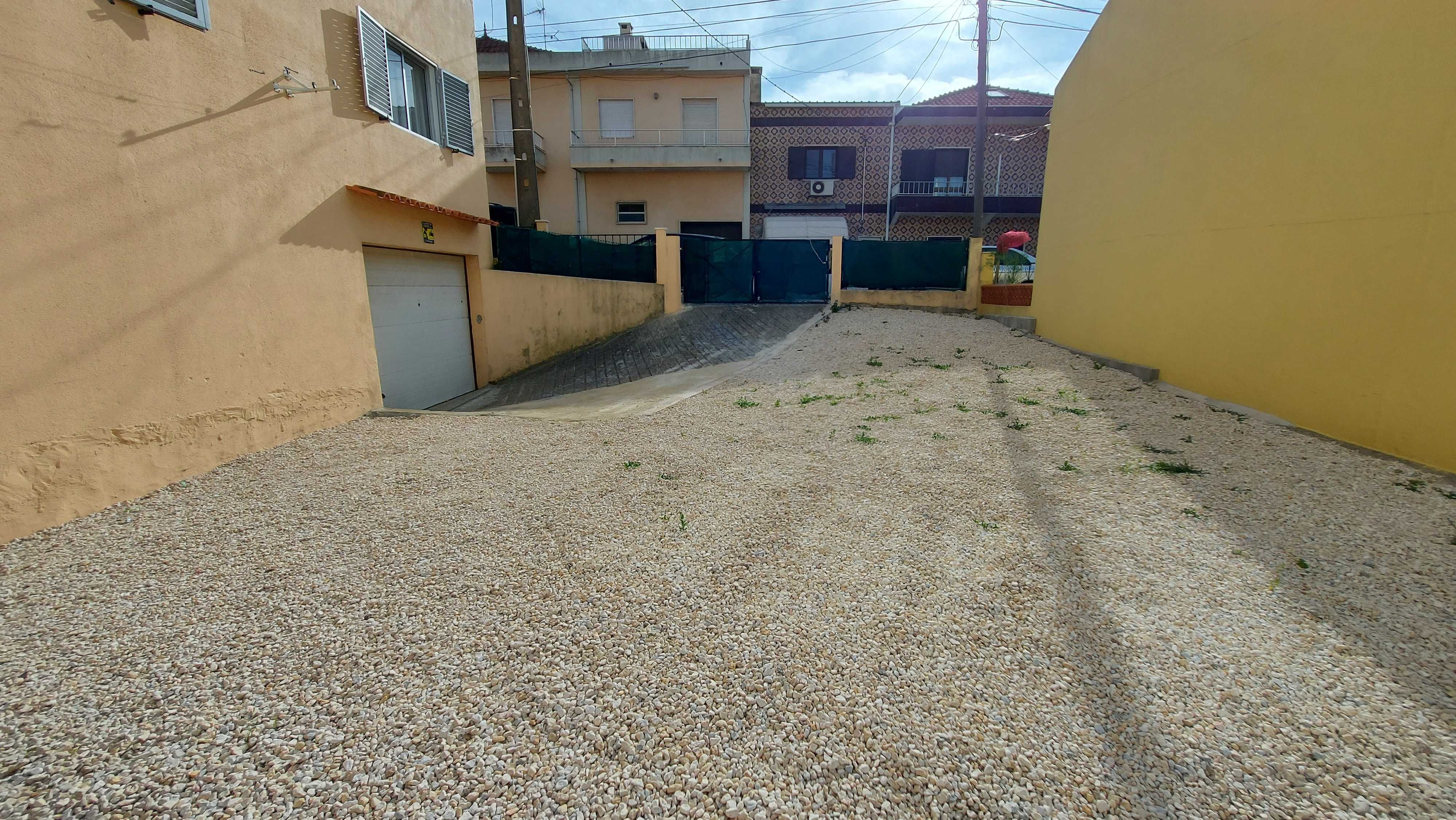 Estacionamento junto ao Aeroporto de Lisboa.