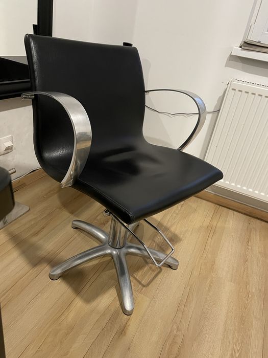 Dwa fotele fryzjerskie Maletti włoskie , czarne i podnóżek