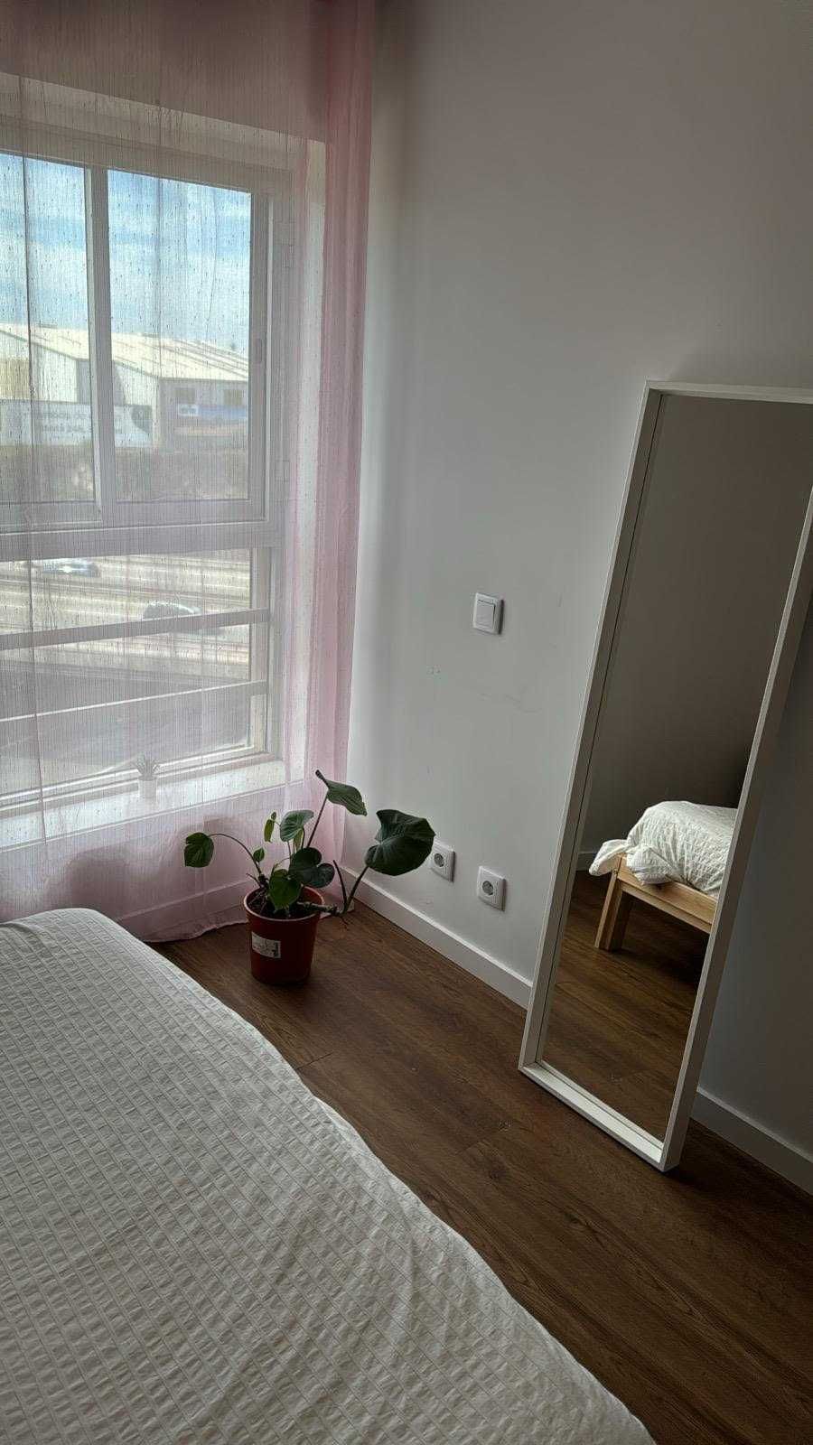 Alugo quarto a mulher