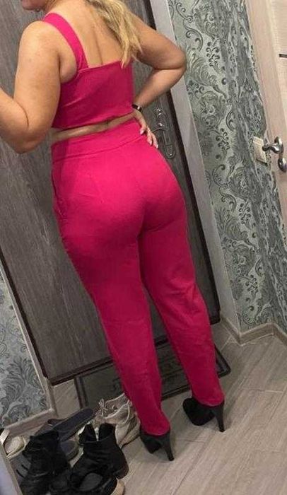 Яскравий жіночий костюм