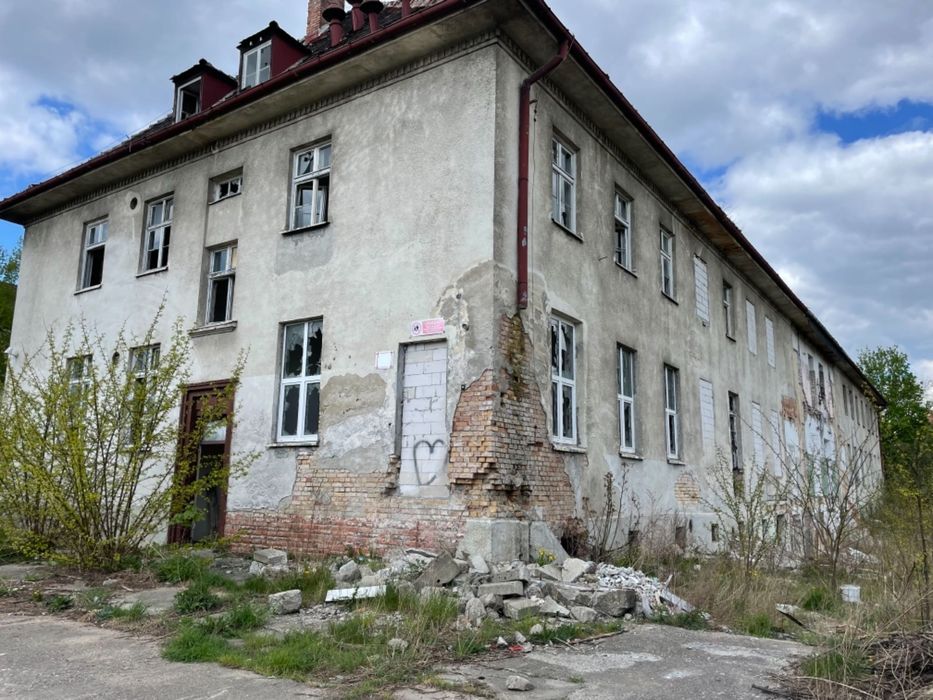 Sprzedam działkę z budynkiem koszarowym