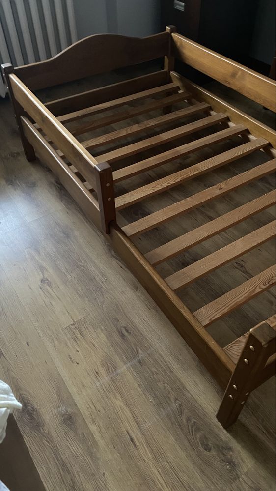 Piękne drewniane łóżeczko dla dziewczynki lub chlopca