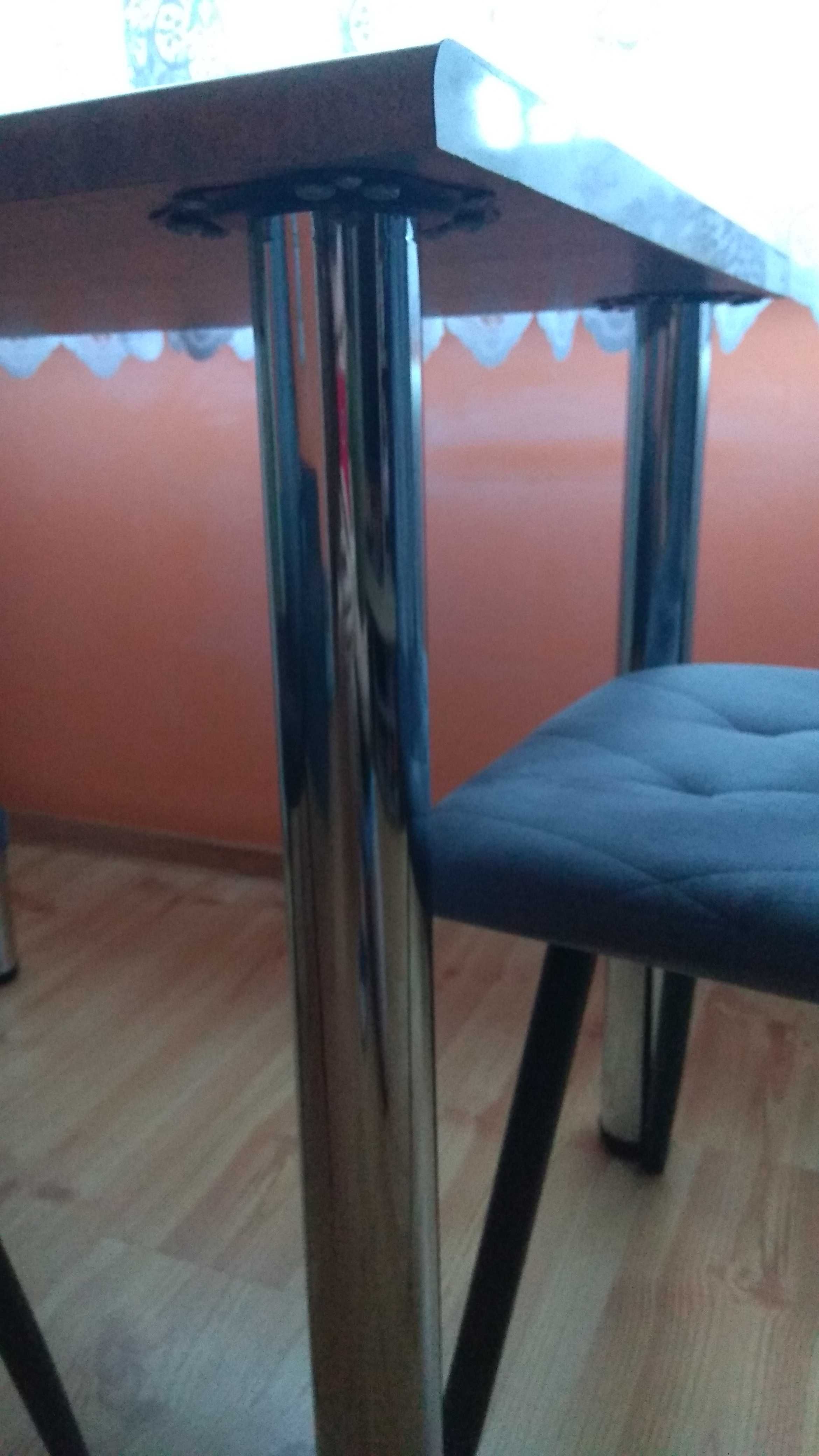 Stół z grubym solidnym blatem laminowanym