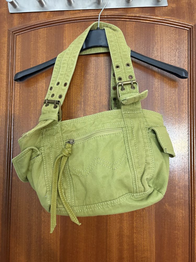 Mala verde com alças