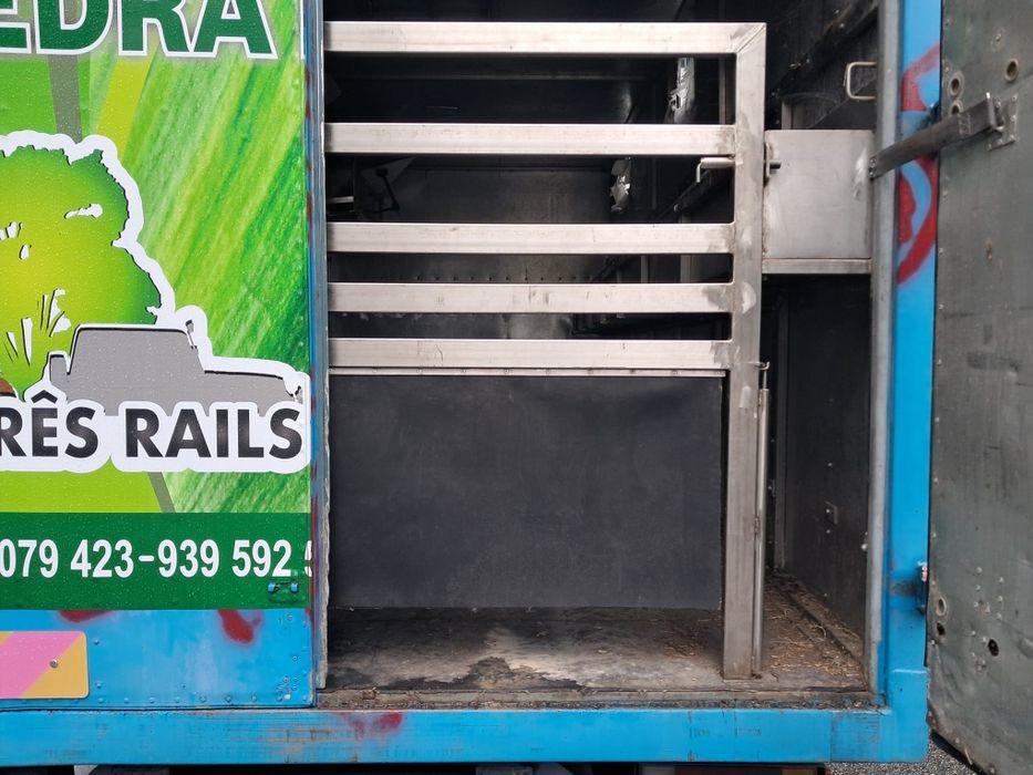 Vendo camião de transporte de cavalos