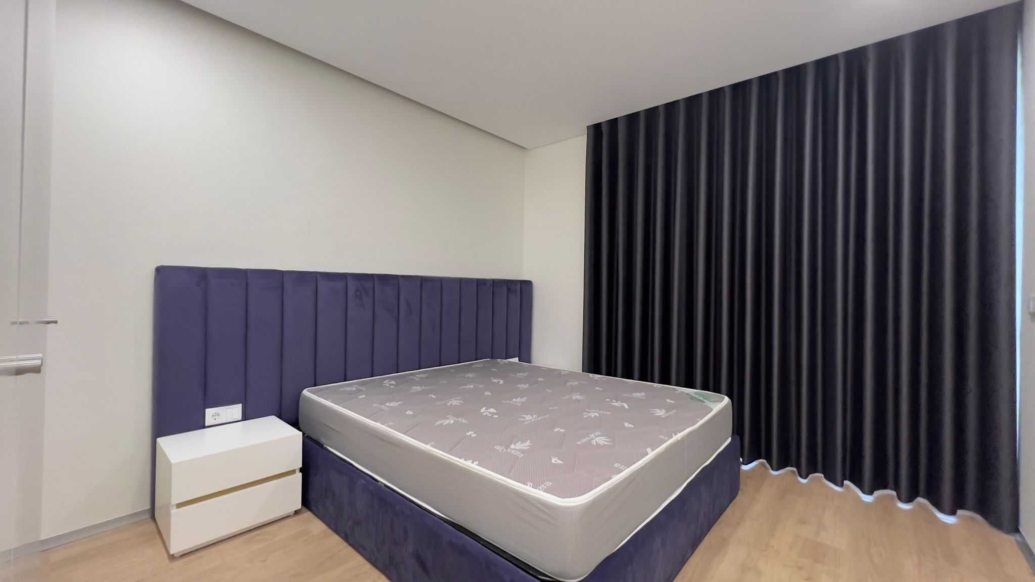 Cama (sommier + cabeceira) e duas mesinhas cabeceiras