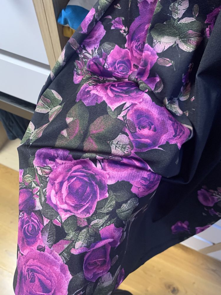 Czarna sukienka z fioletowo różowymi kwiatami bodyflirt XS