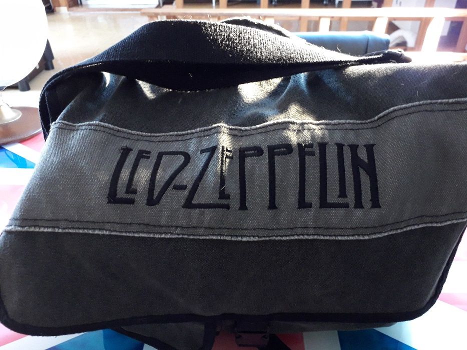 Mala a tiracolo pano com bordado Led Zeppelin cinza escuro.